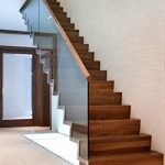 Escalera de madera recta moderna