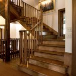 Escalera de madera rústica