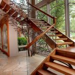 Escalera rústica de cristal hecha de madera.