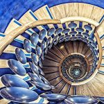 Escalera de caracol azul