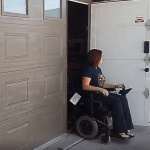 Puerta de garaje para peatones con discapacidad