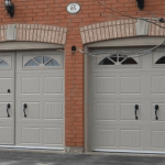 Puerta de garaje con puerta peatonal