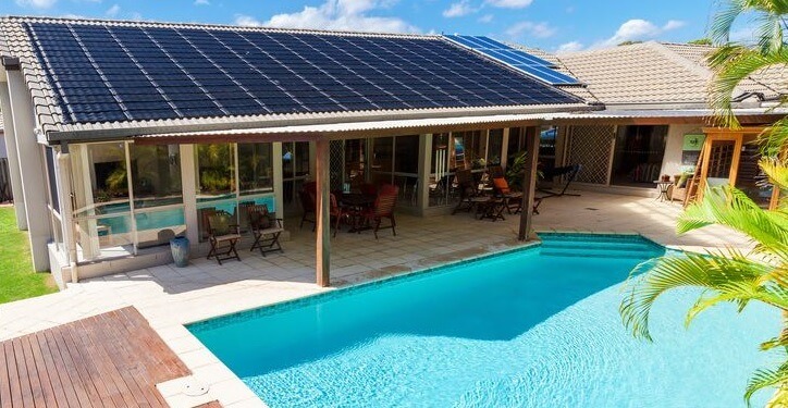 piscina de paneles solares